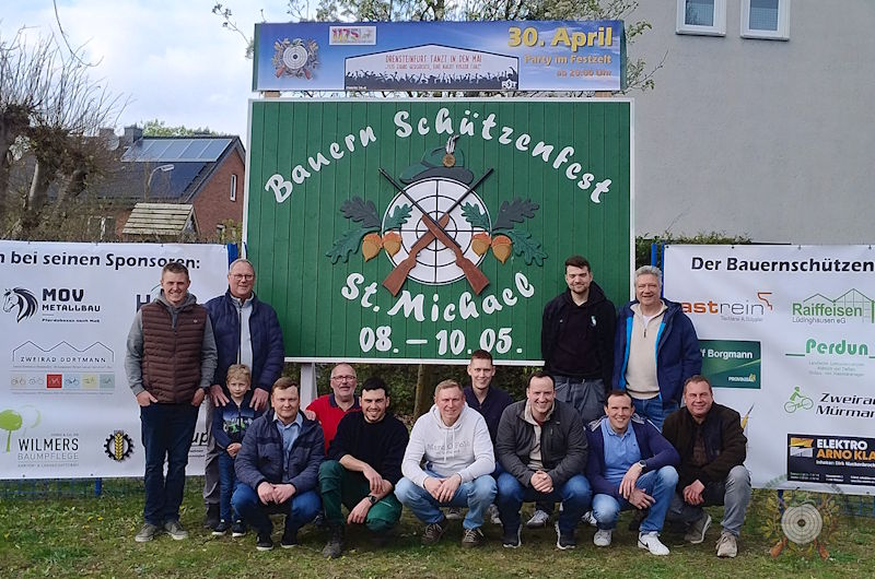 Bauernschützen beim Schilder aufstellen